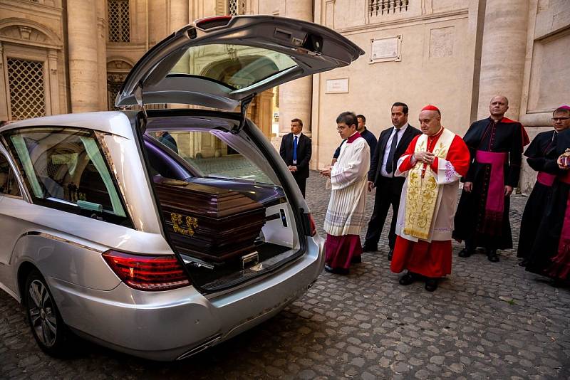 Vyzvednutí ostatků kardinála Josefa Berana v bazilice sv. Petra a Pavla