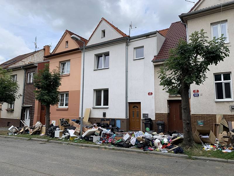 Nepořádek v ulici U Světovaru trápil místní několik dní. Odpad ve čtvrtek odvezli pracovníci městské společnosti Čistá Plzeň.