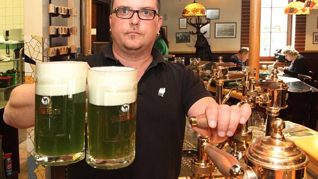 Svatého Patrika jste mohli zapít i v pivovaru Purkmistr, kde na jeho počest uvařili zelené pivo
