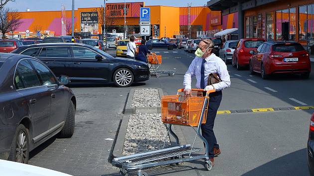 Znovuotevřené hobbymarkety přilákaly o velikonocích velké množství zákazníků. Plzeňský obchod Hornbach měl zcela zaplněné parkoviště a na výjezd se čekalo desítky minut. Mezi odjíždějícími automobily se proplétali zákazníci s malými i velkými nákupy.