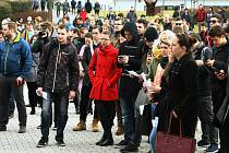 Studenti Západočeské univerzity v Plzni se ve čtvrtek zapojili do protestu #VyjdiVen.