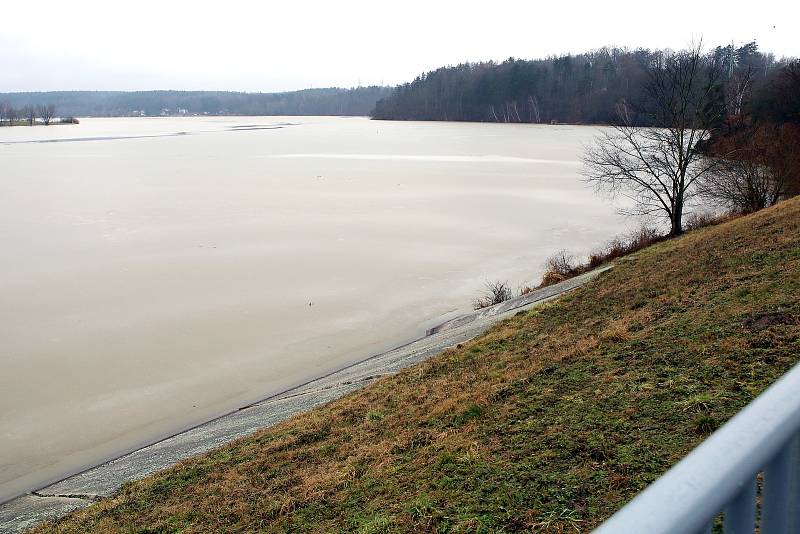 zvednutá hladina řeka Radbuza přehrada České údolí Litice