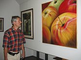 Pozornost poutají například hyperrealistická jablka Jany Hasmanové