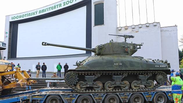 Z plzeňské zoo byl v úterý 16. dubna odvezen tank Sherman, který tam stál od roku 2011. Po renovaci bude jednou z ozdob Muzea generála Pattona v Plzni.