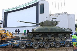 Z plzeňské zoo byl v úterý 16. dubna odvezen tank Sherman, který tam stál od roku 2011. Po renovaci bude jednou z ozdob Muzea generála Pattona v Plzni.