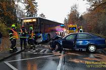 Nehoda autobusu a osobního auta v Zábělé nedaleko Plzně, 13. 11. 2023.