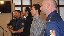 Před Krajským soudem v Plzni stojí kvůli pěstování marihuany osmičlenná skupina, tři muži jsou ve vazbě.