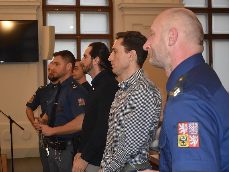 Před Krajským soudem v Plzni stojí kvůli pěstování marihuany osmičlenná skupina, tři muži jsou ve vazbě.