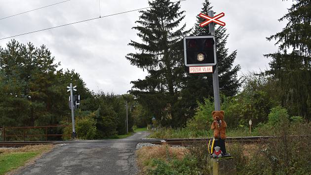 Železniční přejezd v Borovech den poté, co tam vlak 6. října 2020 srazil devítiletou dívku.