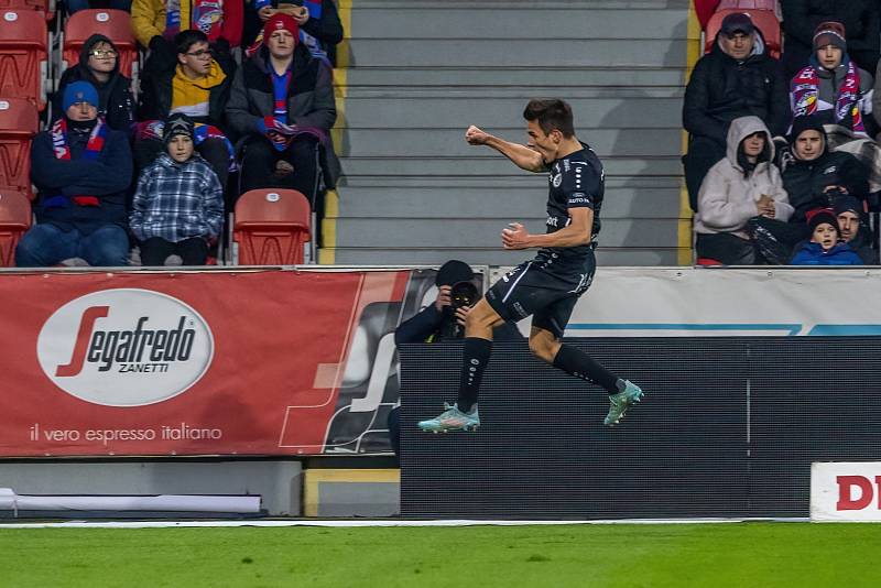 Fotbalisté Viktorie Plzeň podlehli na úvod ligového jara doma nečekaně Hradci Králové 1:2.