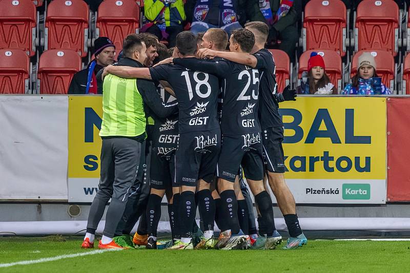 Fotbalisté Viktorie Plzeň podlehli na úvod ligového jara doma nečekaně Hradci Králové 1:2.