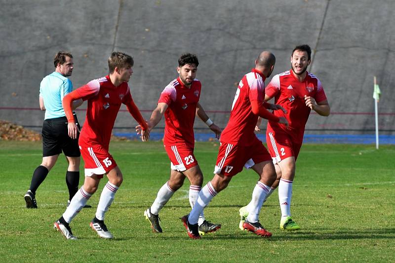 13. kolo FORTUNA divize A: Petřín Plzeň (červení) - Sedlčany 2:2.