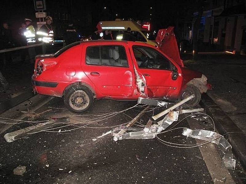 Opilý řidič najel na tramvajovou zastávku