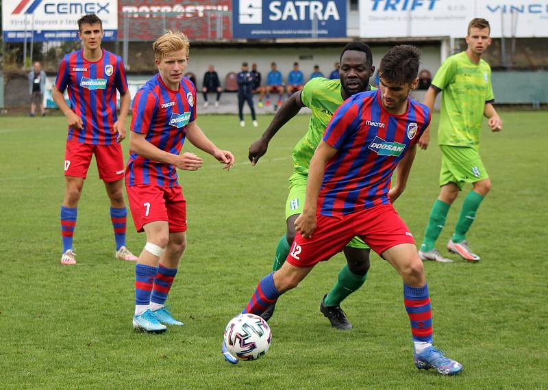 5. kolo FORTUNA ČFL, skupina A: FK Loko Vltavín (zelení) - Viktoria Plzeň B (červenomodří) 3:1 (2:1).