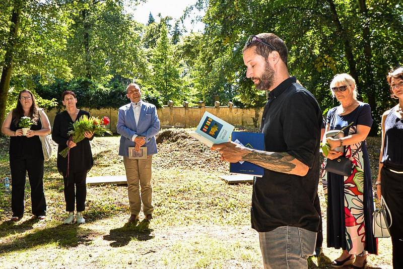 Ostatky básníka, překladatele a výtvarníka Josefa Hrubého byly uloženy do nově zřízeného čestného hrobu města Plzně na Ústředním hřbitově v Plzni v části Lesní hřbitov.