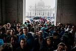 Binterovy snímky zachycují atmosféru svatopetrského náměstí ve Vatikánu, kde se i přes vytrvalý déšť shromáždily desetitisíce lidí, aby vyslechly tradiční nedělní požehnání papeže Františka
