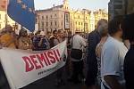 Průvod demonstrantů, který šel z náměstí Republiky přes Smetanovy sady k Západočeskému muzeu.