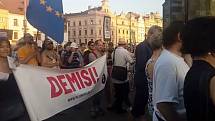 Průvod demonstrantů, který šel z náměstí Republiky přes Smetanovy sady k Západočeskému muzeu.