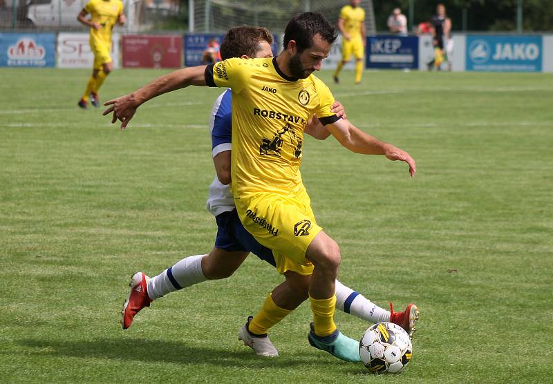 2. kolo FORTUNA ČFL, skupina A: FK Králův Dvůr - FK ROBSTAV Přeštice (hráči ve žlutých dresech) 4:1 (1:0).