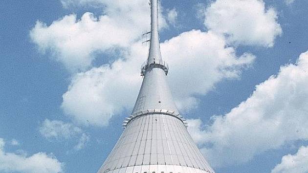 Věž Ještěd z let 1966 až 1973 je nejznámějším dílem, které vzešlo z tvorby sdružení SIAL. Právě architektům tohoto okruhu patří současná výstava Západočeské galerie. Pod projektem věže na Ještědu jsou podepsáni především Karel Hubáček a Zdeněk Patrman