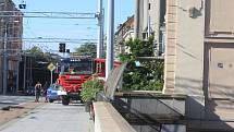 Tragická nehoda se odehrála na nádraží Plzeň-Jižní předměstí. Muž si lehl na koleje před přijíždějící nákladní vlak.