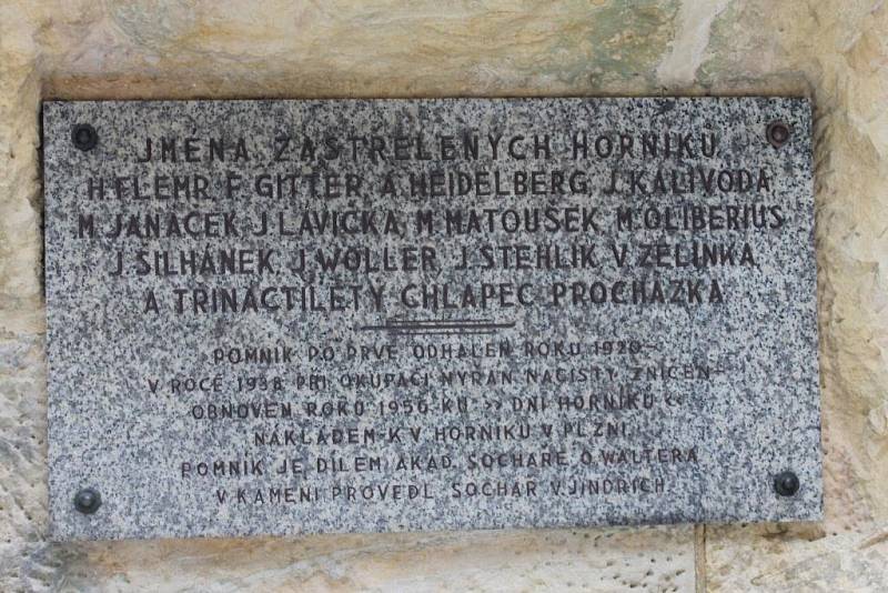 Zrestaurovaný pomník zastřelených horníků před nýřanskou radnicí