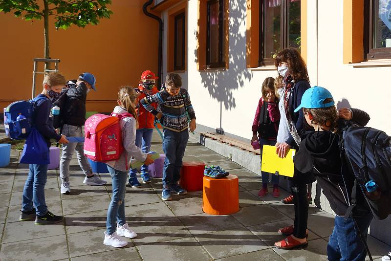 Po nucených koronavirových prázdninách se dnes školáci vrátili do tříd prvního stupně ZŠ. Za zvýšených hygienických podmínek přicházeli žáci prvního až pátého ročníku i do Tyršovy základní školy v Plzni Černicích.