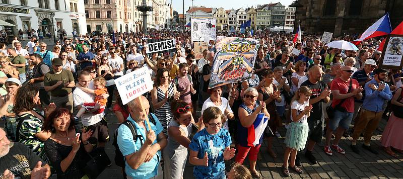 Demonstrace proti Andreji Babišovi na náměstí Republiky v Plzni.