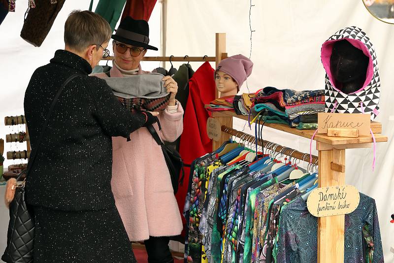 Předvánoční Mint Market společně s Plzeň Design Week představil v kreatiativní zóně DEPO 2015 více než 60 českých a slovenských designérů s nabídkou módních outfitů, šperků, bytových doplňků a kosmetiky. Prodejní trhy pokračují i v neděli.