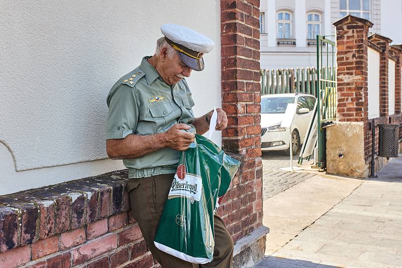 Veteránský sraz vozidel vyrobených za socialismu spojený se stokilometrovou vyjížďkou po Plzeňsku a Rokycansku startoval z nádvoří Plzeňského Prazdroje. Zúčastnit se mohly automobily a motorky prodávané v ČSSR v síti Mototechna v letech 1948 – 1989.