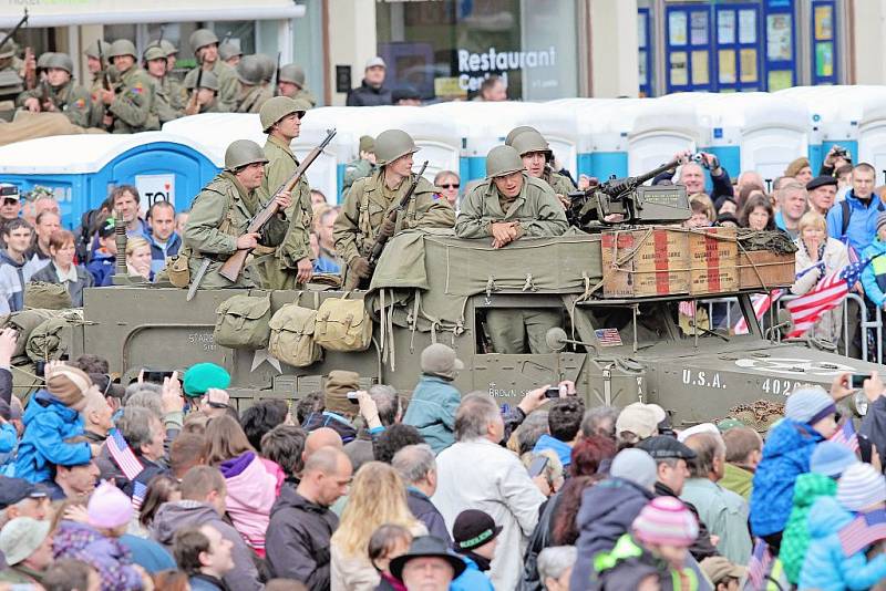 Slavnosti svobody začaly, na náměstí Republiky se konala historická rekonstrukce příjezdu americké armády.