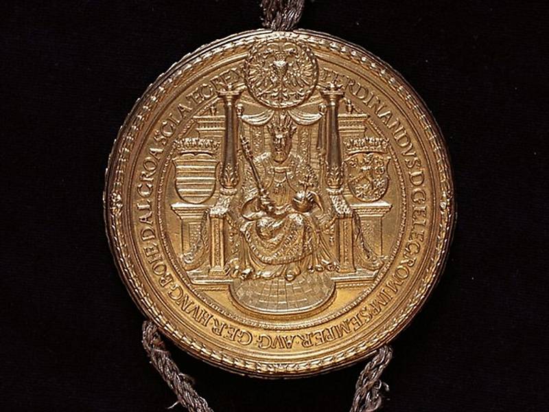 Pečeť císaře Ferdinan-da I. o průměru 96 milimetrů na listině pro Plzeň je jedinou jeho zlatou pečetí dochovanou v českých a moravských archivech. Na snímku vidíte její líc.