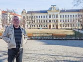 Průvodce Miroslav Anton před budovou Církevního gymnázia na Mikulášském náměstí