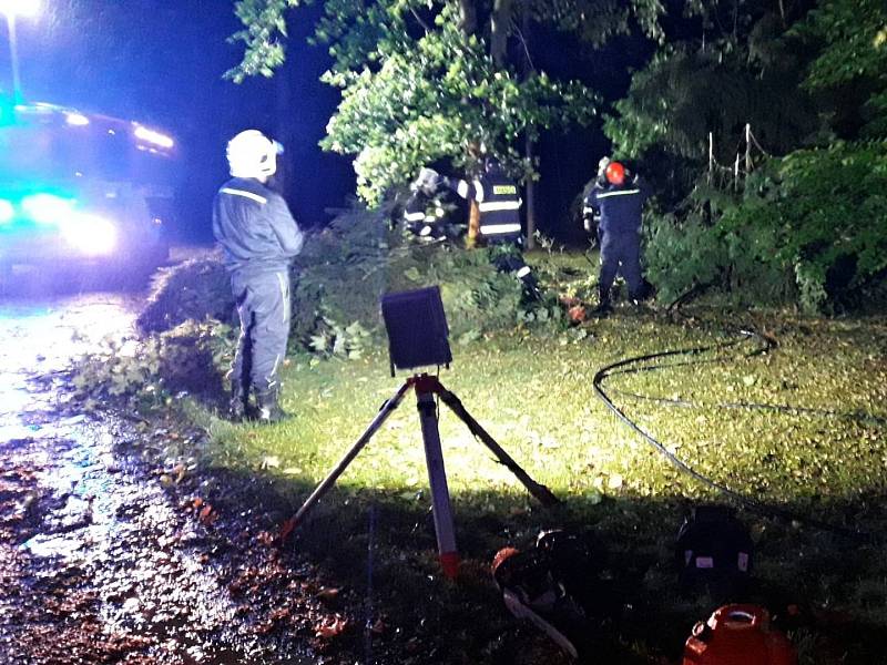 Následky silného větru likvidovali hasiči v celém kraji.