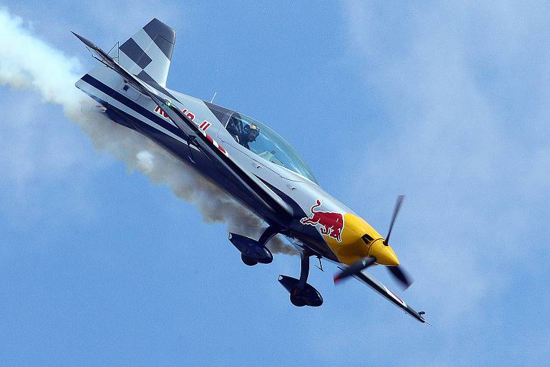 Martin Šonka - mistr světa Red Bull Air Race 2018 - akrobatické vystoupení - Den ve vzduchu Plasy 2022