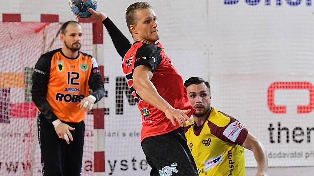 Házenkářské utkání Strabag Rail Extraligy mezi celky HC Dukla Praha a HC ROBE Zubří 14. října v Praze. Hráč hostí Marek Korbel střílí branku do prázdné branky přes celé hřiště.