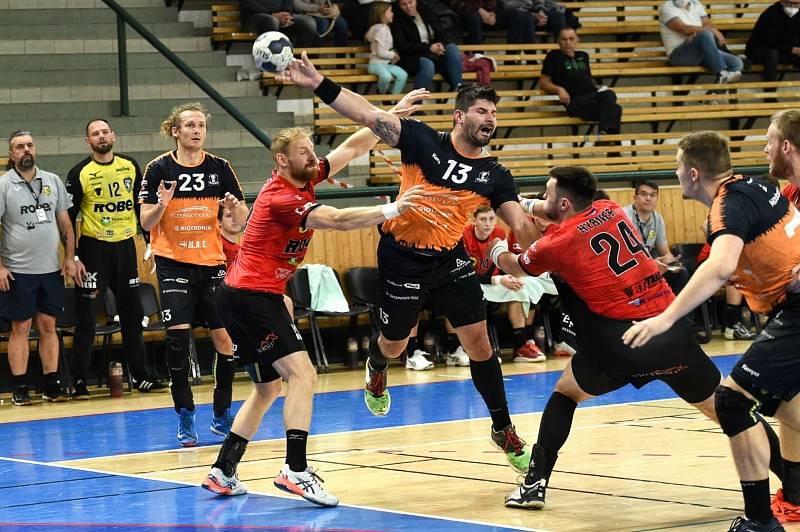 Talent Plzeň (v oranžovočerném) - Robe Zubří, 3. kolo Poháru EHF. Plzeňský Milan Škvařil (s míčem).