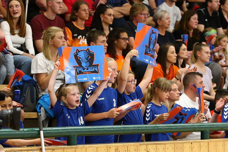 Talent tým Plzeňského kraje (oranžovočerní) - Baník Karviná, 4. zápas finále play-off házenkářské extraligy.