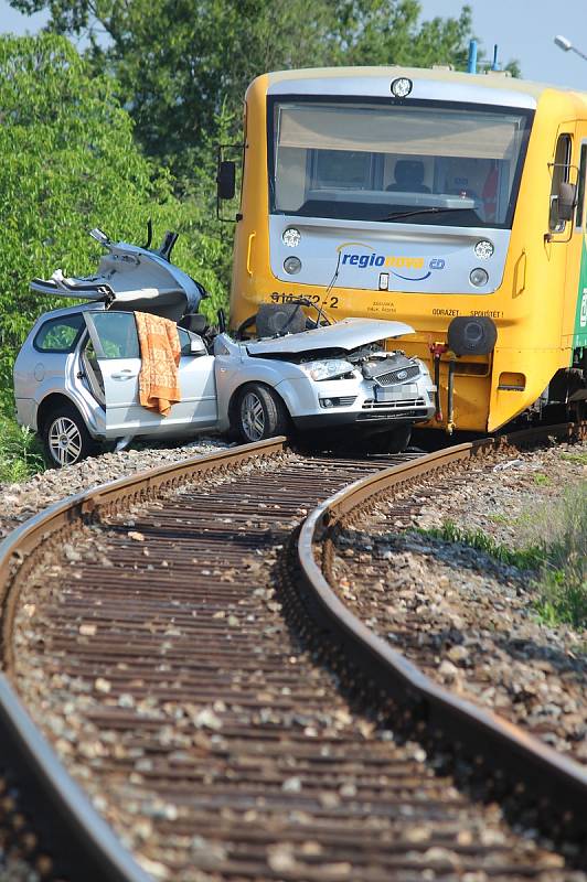 Nehoda se stala na přejezdu v Dolanské ulici. Osobní automobil smetla lokálka jedoucí z Radnic.