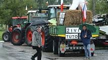 Třináct traktorů a zemědělských strojů vyjelo ve čtvrtek dopoledne v Třemošné na severním Plzeňsku na protestní jízdu obcí. Účastníci chtěli vyjádřit nespokojenost s nastavením dotačních pravidel v zemědělství a současnou nepříznivou energetickou situací.