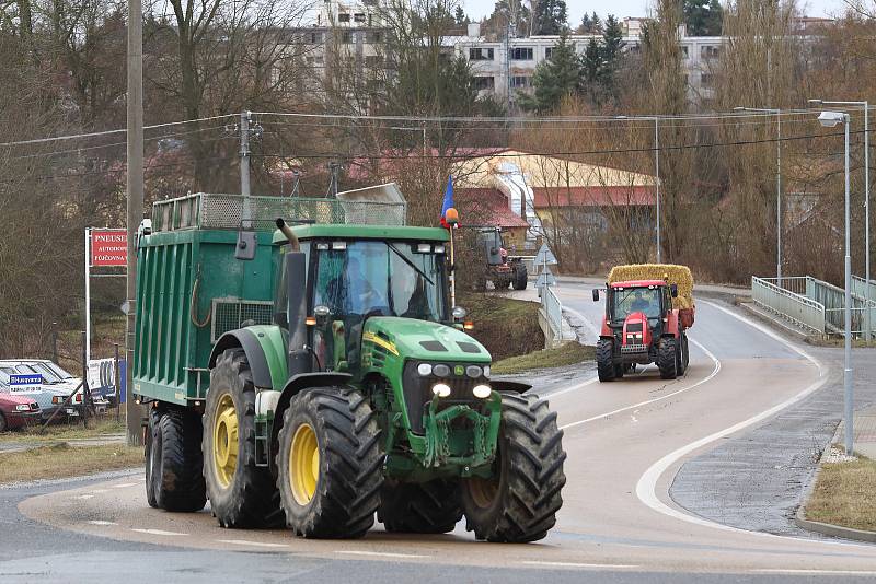 Zemědělci ze ZD v Třemošné se připojili k protestu proti změnám podmínek ve výplatě vládních dotací. S traktory s transparenty projeli do Kralovic a zpět. Naše fotografie jsou z Třemošné, Kaznějova a Plas na severním Plzeňsku.