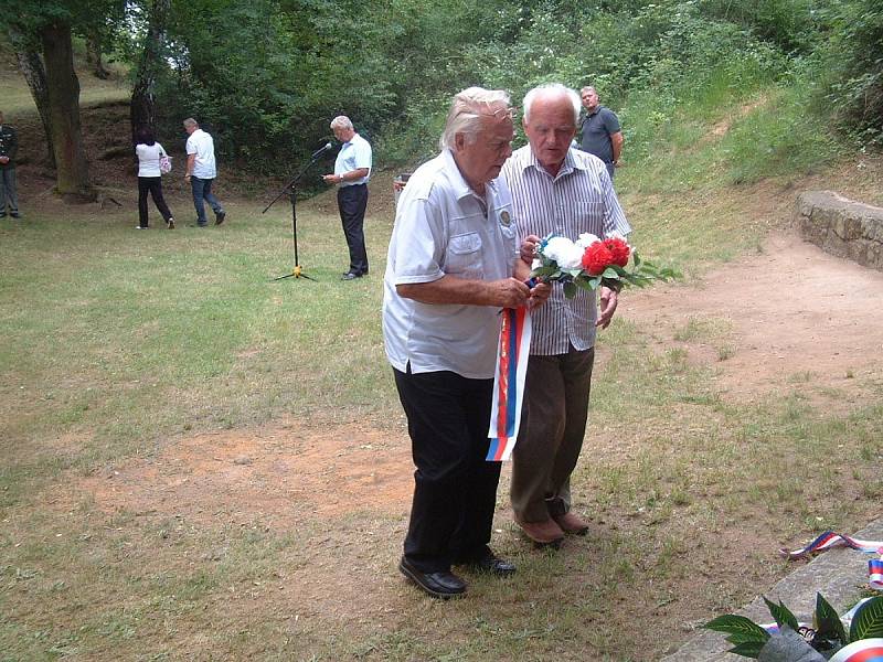 Uctění památky obětí teroru heydrichiády v Suchém dolu ve Vejprnicích