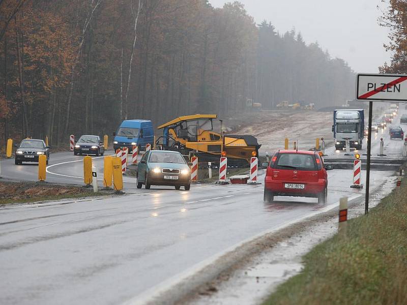 Dopravní situaci na Nové Hospodě směrem na Domažlice komplikuje překopaná silnice. Řidiči výkop musí objíždět a v místě se tvoří nárazově kolony