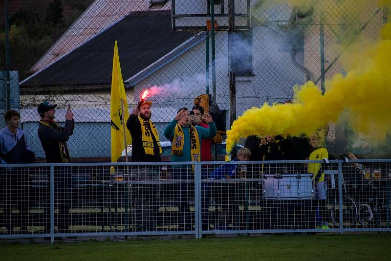 11. kolo krajského přeboru: TJ Sokol Lhota (na snímku fotbalisté ve žlutých dresech) - FK Nepomuk 3:1 (1:0).