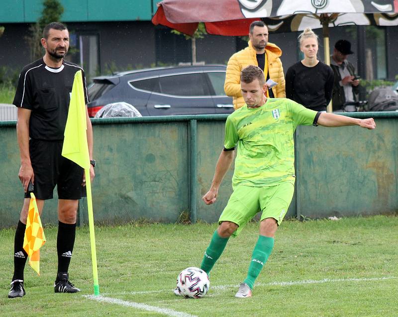 5. kolo FORTUNA ČFL, skupina A: FK Loko Vltavín (zelení) - Viktoria Plzeň B (červenomodří) 3:1 (2:1).