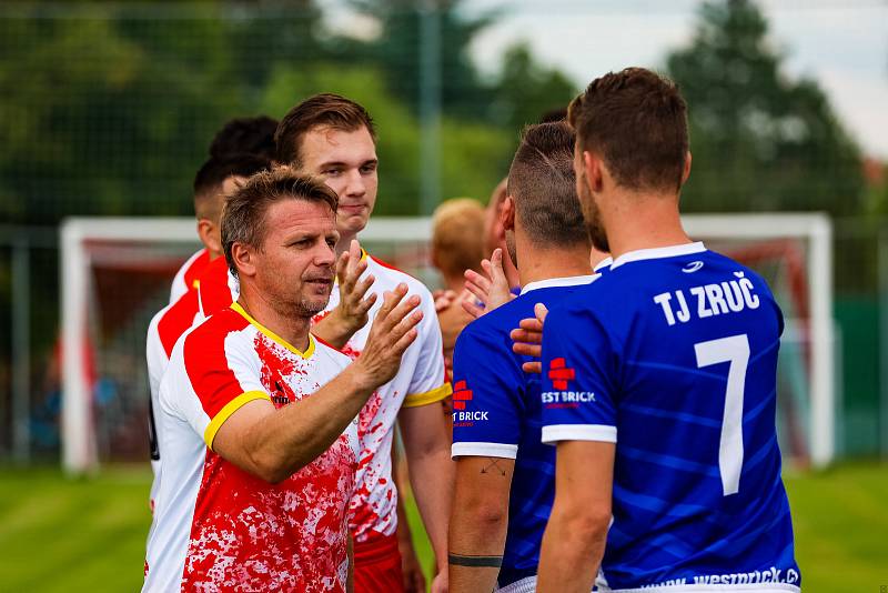 5. kolo KPM: Slavia Vejprnice (na snímku fotbalisté v červeno-bílých dresech) - TJ Zruč (modří) 1:2.
