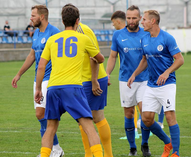 7. kolo FORTUNA divize A: SK SENCO Doubravka (žlutí) - TJ Sokol Lom (modří) 4:5.