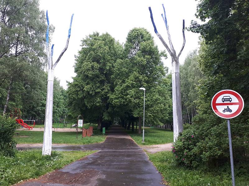 Vstup do lesoparku v Horním Slavkově (bývalý komunistický tábor).
