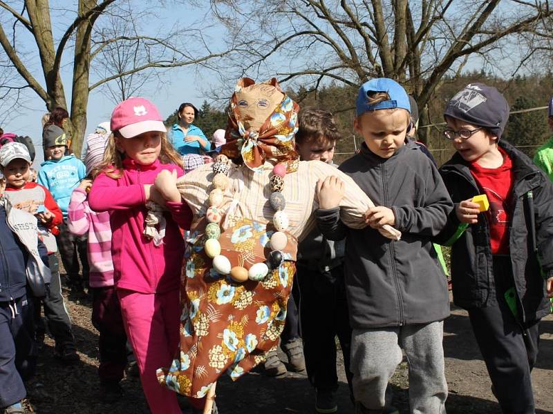 Děti z Mateřské školy Druztová a Lesní školky Berounka vynesly moranu a přivítaly jaro