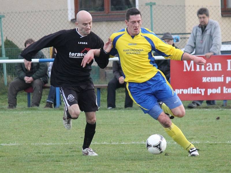 Fotbalisté Kolovče zakončili podzimní část krajského přeboru domácím vítězstvím nad Horažďovicemi 2:1. Na snímku se dostává kolovečský Jan Milota (vpravo) před hostujícího Ondřeje Stulíka, jeho následná střela ovšem skončila pouze na tyči soupeřovy branky